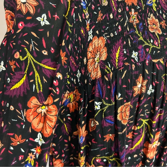 Old Navy medium long sleeved beautiful blouse. Has a keyhole opening in the back - Picture 9 of 10